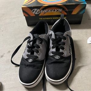 HEELYS wheeled shoe | KIDS | Black & Gray | Size 4 Boys